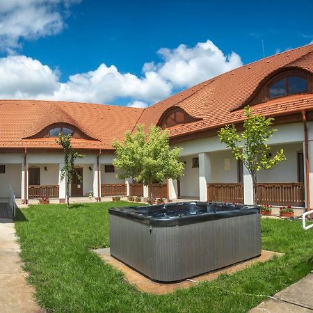 Szabolcs Vezer Panzio Bed & Breakfast Ngoại thất bức ảnh