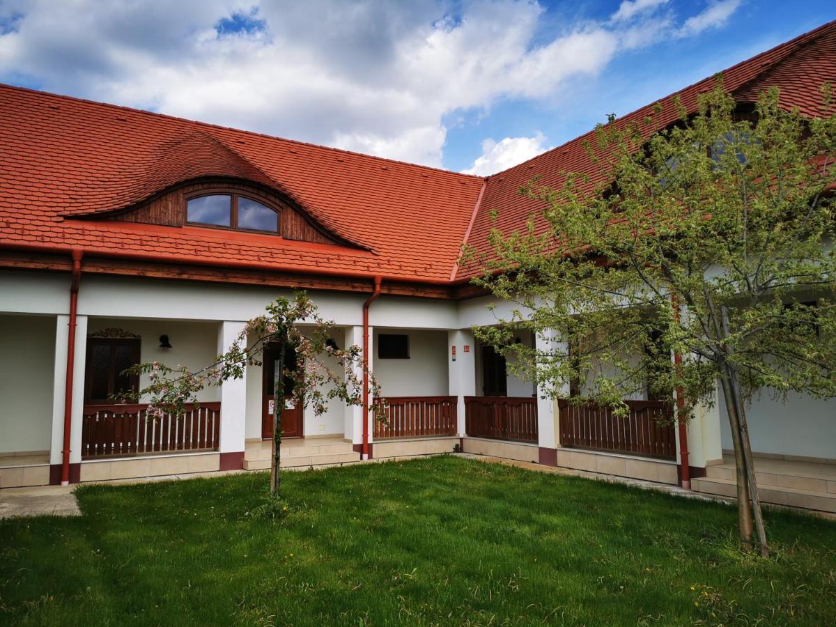 Szabolcs Vezer Panzio Bed & Breakfast Ngoại thất bức ảnh