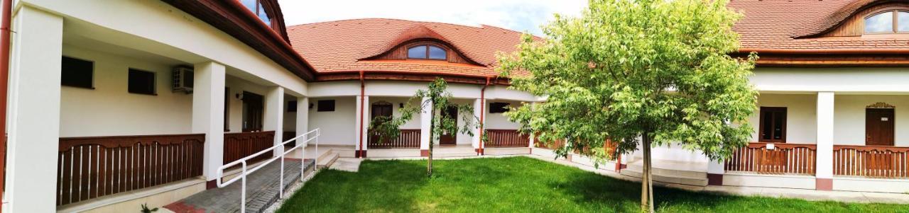 Szabolcs Vezer Panzio Bed & Breakfast Ngoại thất bức ảnh
