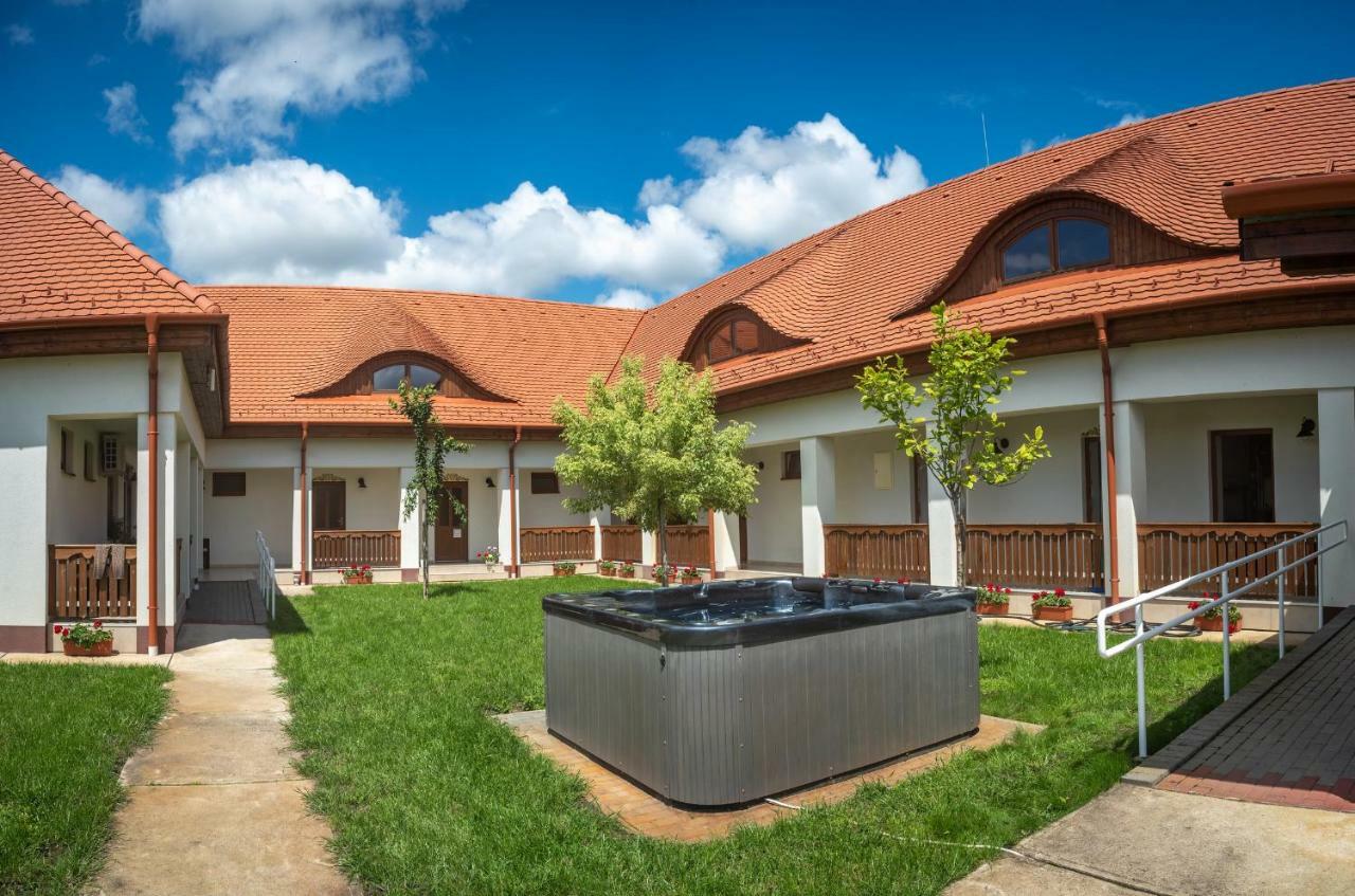 Szabolcs Vezer Panzio Bed & Breakfast Ngoại thất bức ảnh